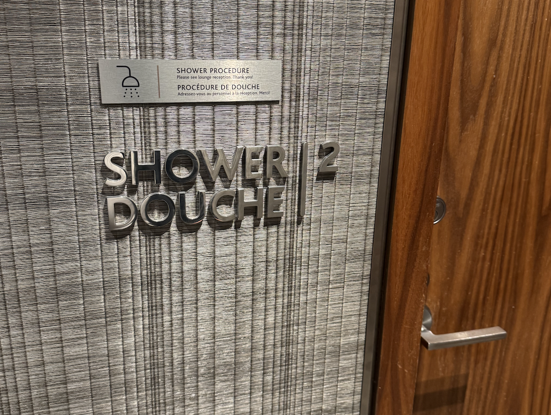 【バンクーバー空港エアカナダラウンジ体験談】④Air Canada Maple Leaf Loungeは快適？シャワーや食事・ドリンクは？
