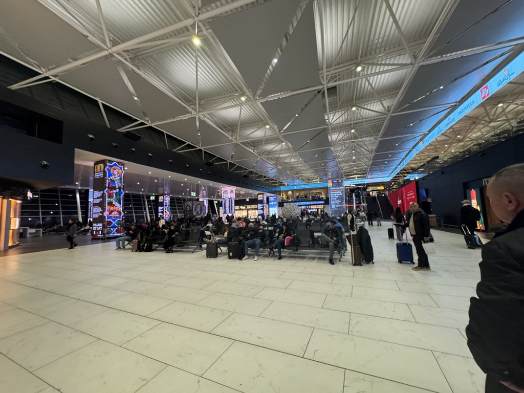 【フィウミチーノ空港T1プライオリティパス体験談】④Plaza Premium Loungeは快適？シャワーや食事・ドリンクは？