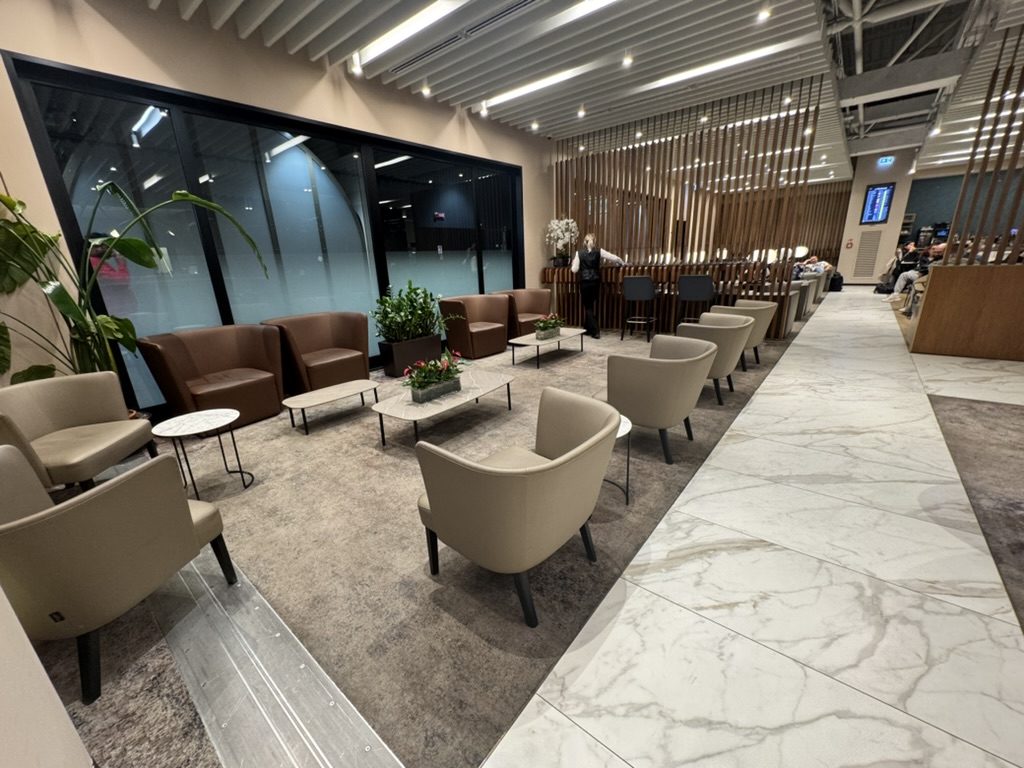 【フィウミチーノ空港T1プライオリティパス体験談】④Plaza Premium Loungeは快適？シャワーや食事・ドリンクは？