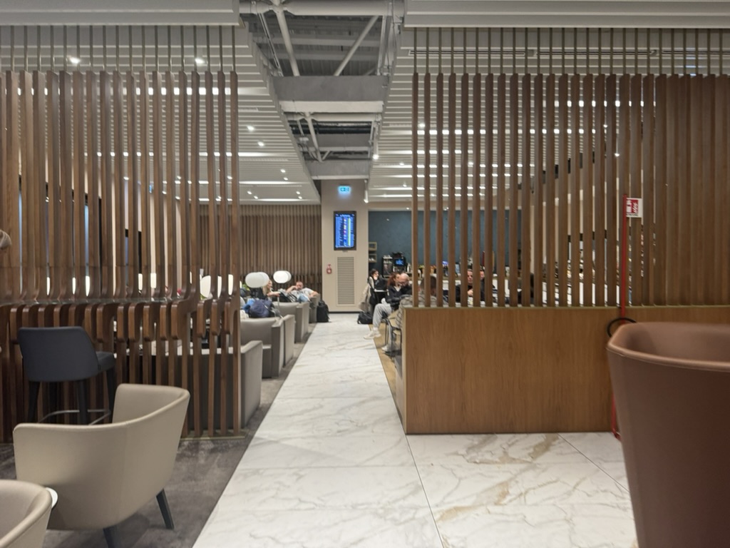 【フィウミチーノ空港T1プライオリティパス体験談】④Plaza Premium Loungeは快適？シャワーや食事・ドリンクは？