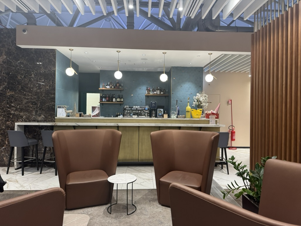 【フィウミチーノ空港T1プライオリティパス体験談】④Plaza Premium Loungeは快適？シャワーや食事・ドリンクは？