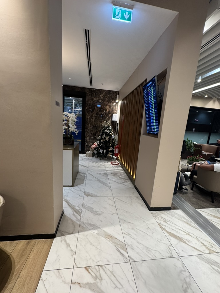 【フィウミチーノ空港T1プライオリティパス体験談】④Plaza Premium Loungeは快適？シャワーや食事・ドリンクは？
