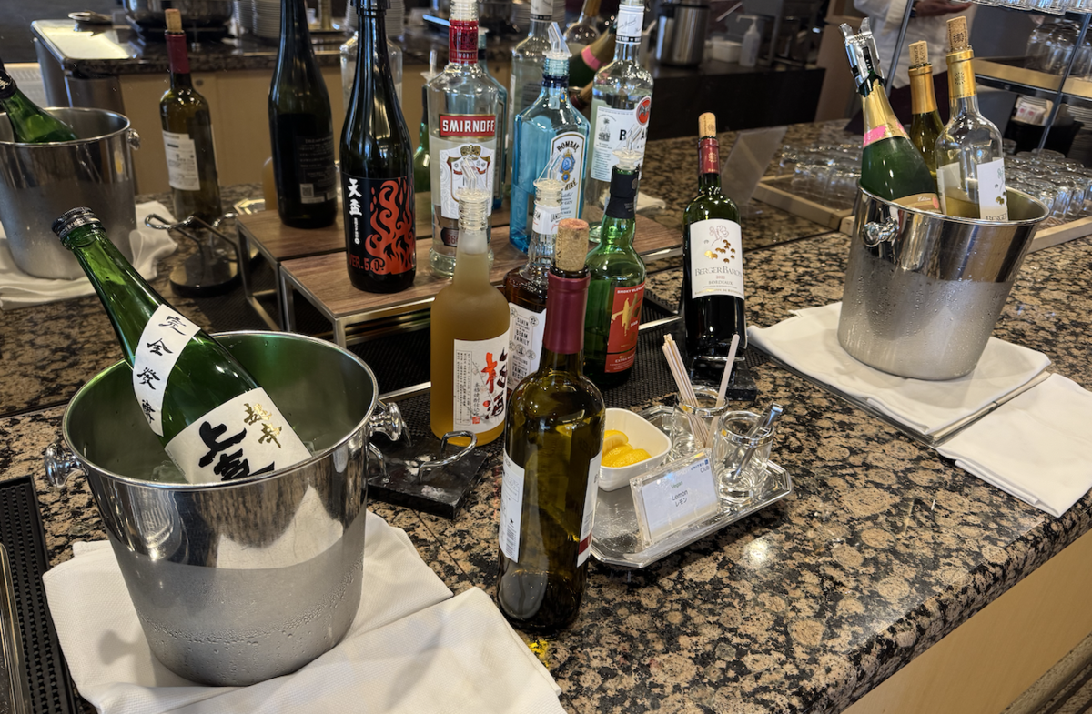 【成田空港ユナイテッドクラブ体験談】④ユナイテッドクラブは快適？シャワーや食事・ドリンクは？