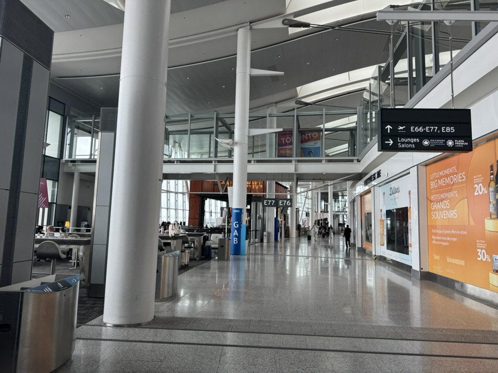 【トロント・ピアソン空港プライオリティパス体験談】④Plaza Premium Loungeは快適？シャワーや食事・ドリンクは？
