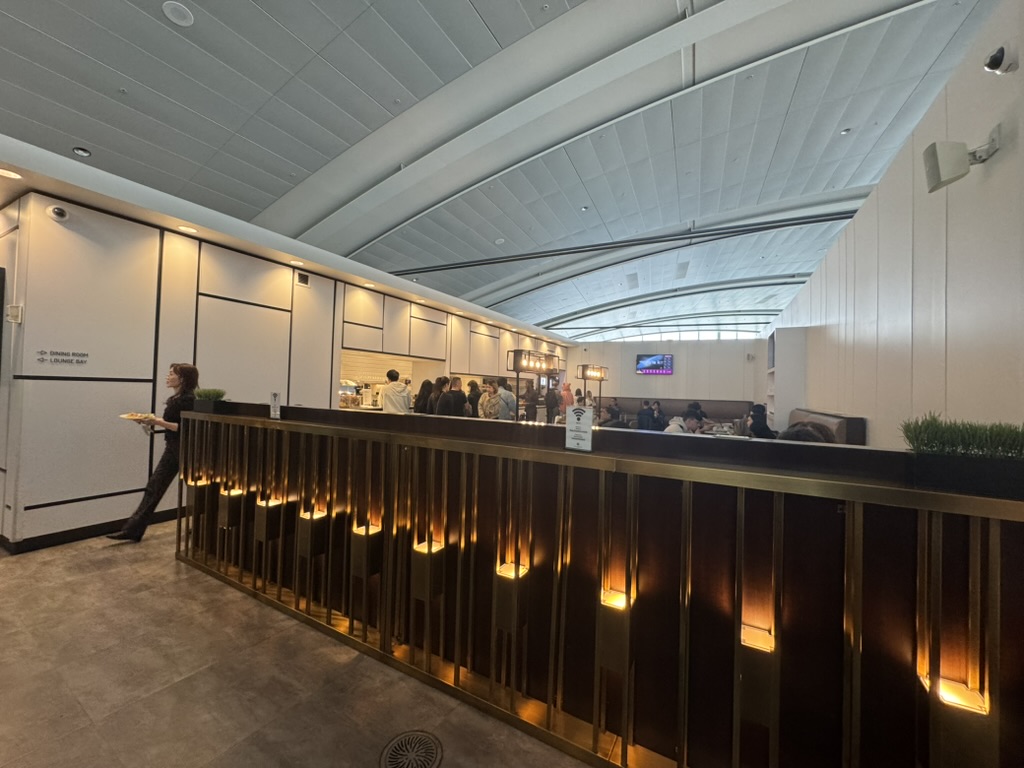 【トロント・ピアソン空港プライオリティパス体験談】④Plaza Premium Loungeは快適？シャワーや食事・ドリンクは？