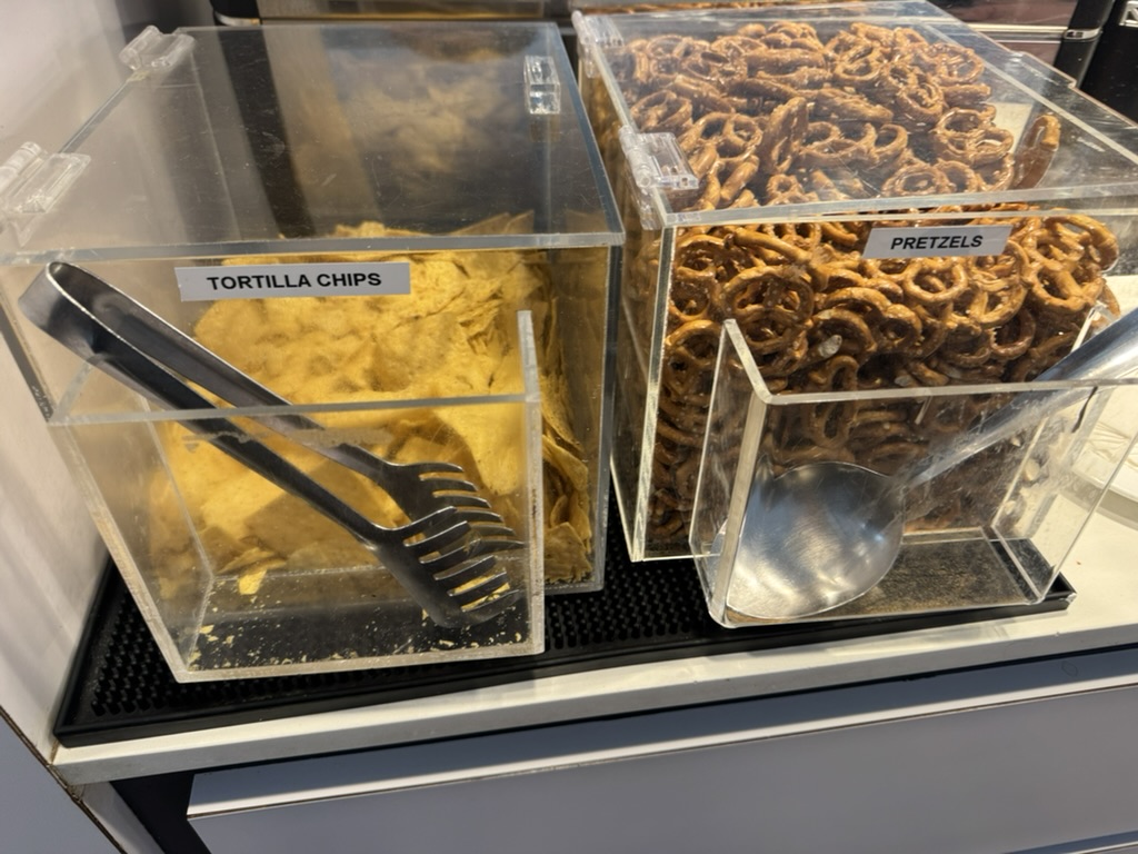 【トロント・ピアソン空港プライオリティパス体験談】④Plaza Premium Loungeは快適？シャワーや食事・ドリンクは？