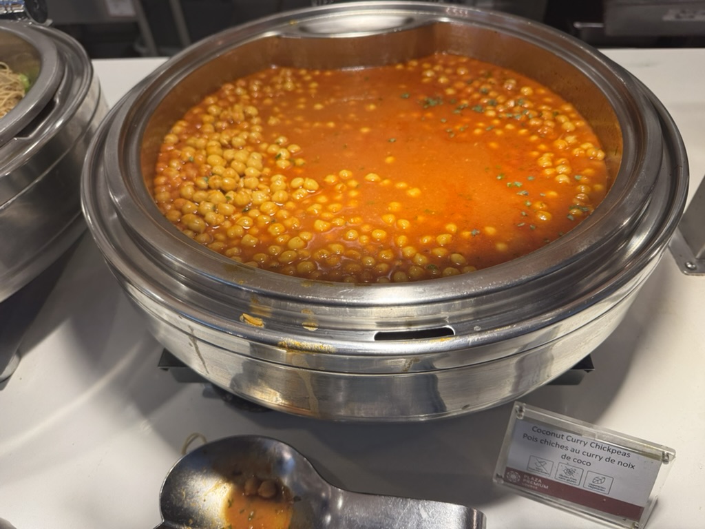【トロント・ピアソン空港プライオリティパス体験談】④Plaza Premium Loungeは快適？シャワーや食事・ドリンクは？
