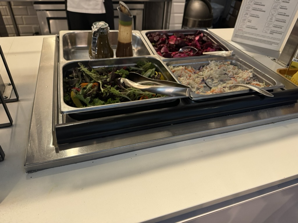 【トロント・ピアソン空港プライオリティパス体験談】④Plaza Premium Loungeは快適？シャワーや食事・ドリンクは？