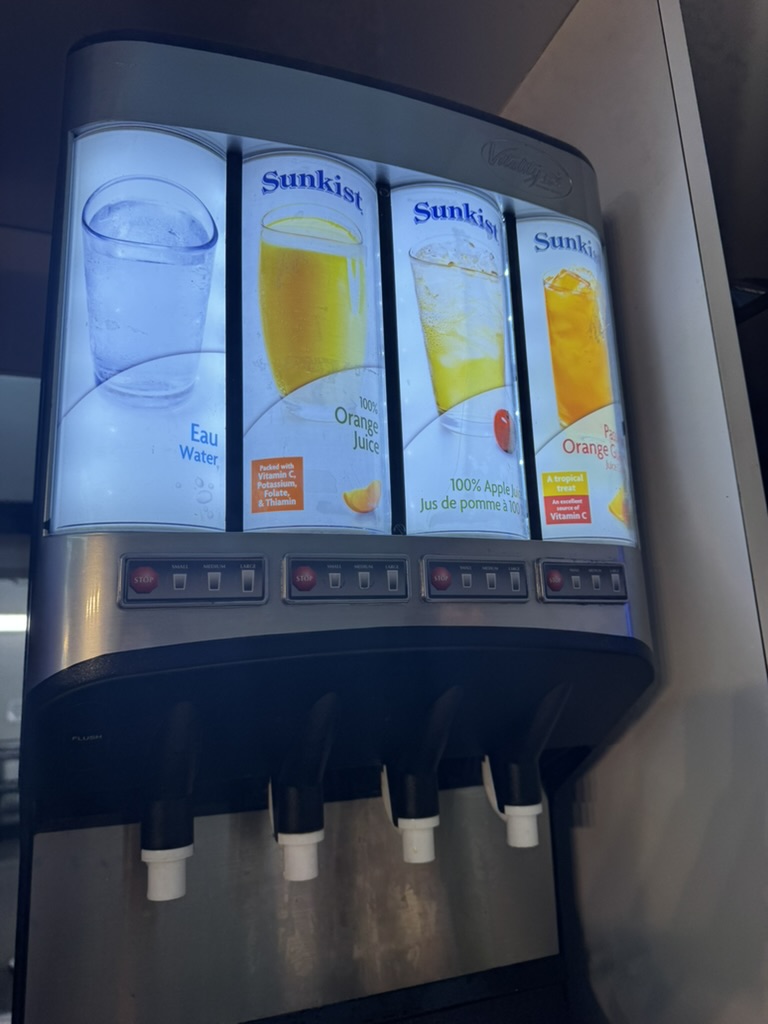 【トロント・ピアソン空港プライオリティパス体験談】④Plaza Premium Loungeは快適？シャワーや食事・ドリンクは？