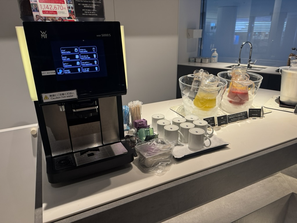 【羽田空港第2ターミナル（国際線）プライオリティパス体験談】④POWER LOUNGE PREMIUMは快適？シャワーや食事・ドリンクは？