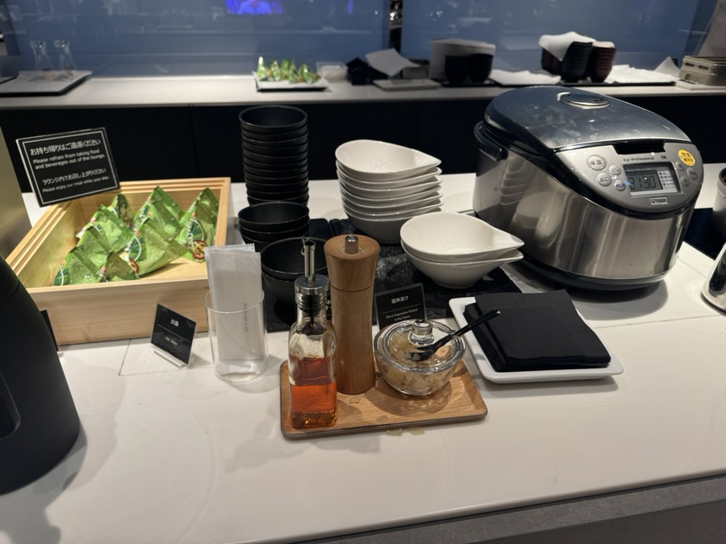 【羽田空港第2ターミナル（国際線）プライオリティパス体験談】④POWER LOUNGE PREMIUMは快適？シャワーや食事・ドリンクは？