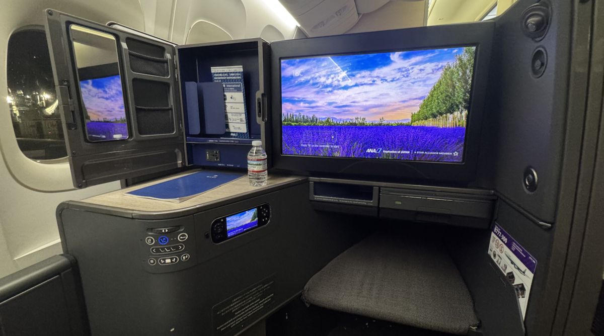【搭乗記】ANAニューヨーク-羽田便ビジネスThe Roomは快適?マイル特典航空券の機内食・座席・モニター・獲得マイル・オンラインチェックインなどビジネスクラス実体験紹介(NH159)