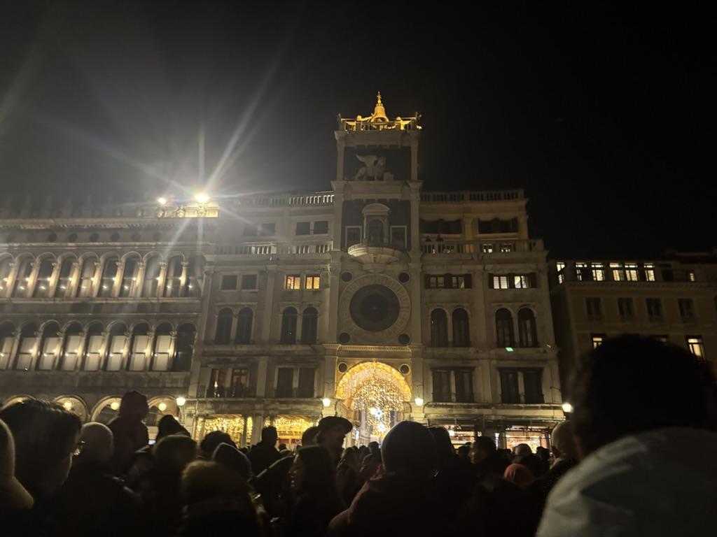 【イタリア・ベネチアで年越し体験談】④ベネチアの花火と深夜の過ごし方は？混雑後の深夜バス事情は？