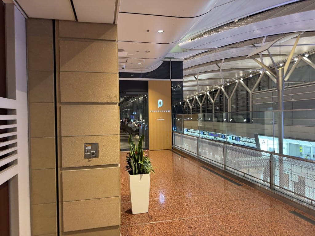 【羽田空港第2ターミナル（国内線）カードラウンジ体験談】④Power Lounge Centralは快適？食事・ドリンク・設備は？