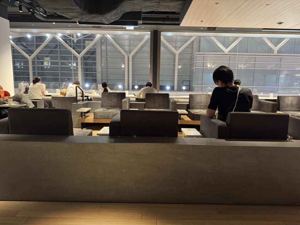 【羽田空港第2ターミナル（国内線）カードラウンジ体験談】④Power Lounge Centralは快適？食事・ドリンク・設備は？