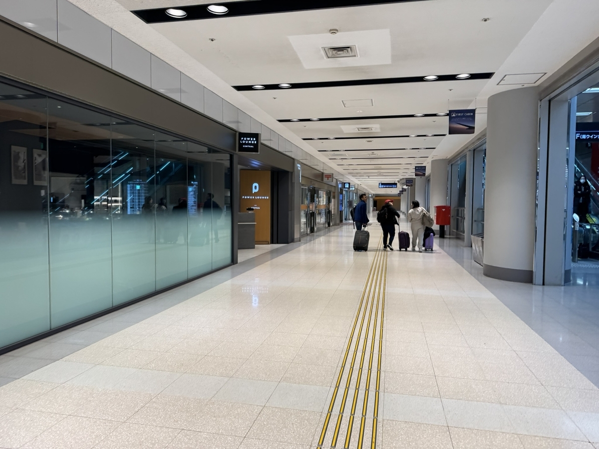 【羽田空港第1ターミナル パワーラウンジセントラル体験談】④Power Lounge Centralは快適？食事・ドリンク・設備は？