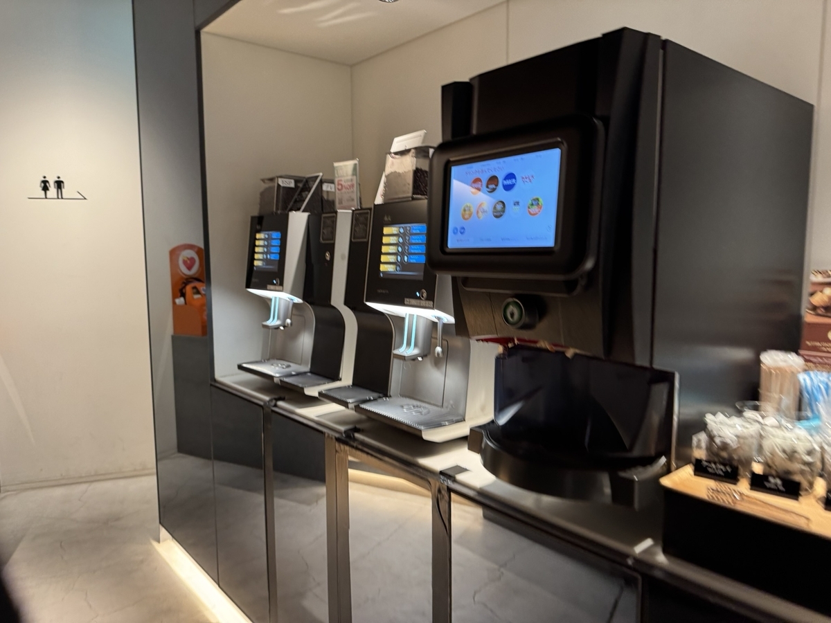 【羽田空港第1ターミナル パワーラウンジセントラル体験談】④Power Lounge Centralは快適？食事・ドリンク・設備は？