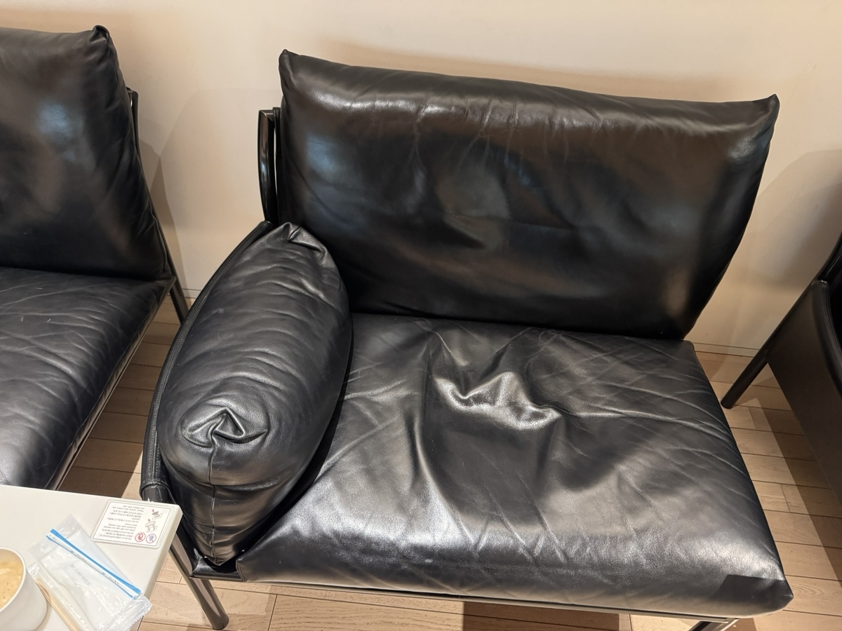 【羽田空港第1ターミナル パワーラウンジセントラル体験談】④Power Lounge Centralは快適？食事・ドリンク・設備は？