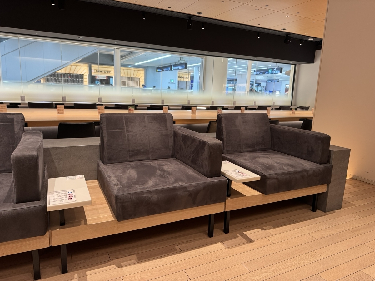 【羽田空港第1ターミナル パワーラウンジセントラル体験談】④Power Lounge Centralは快適？食事・ドリンク・設備は？]