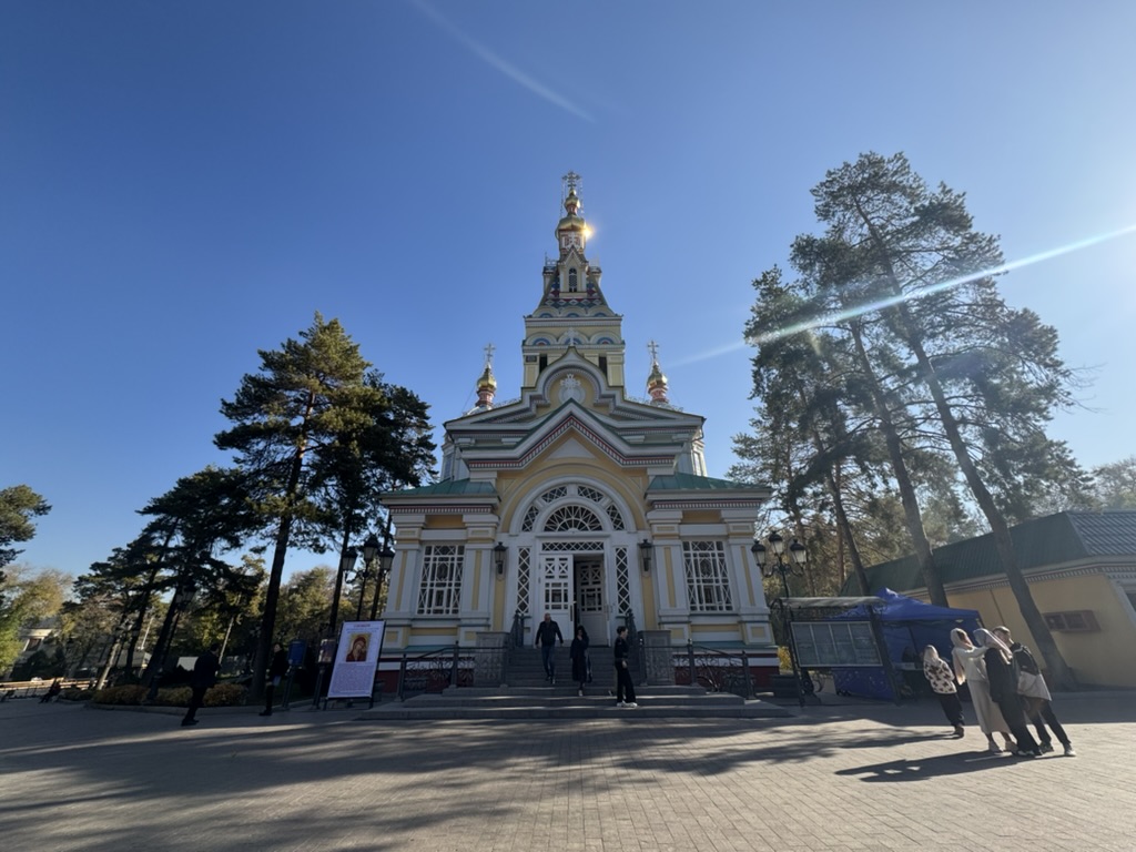【アルマトイ1日観光モデルコース】④午前のアルマトイ市内観光ルート（公園・市場・教会を徒歩で巡る）