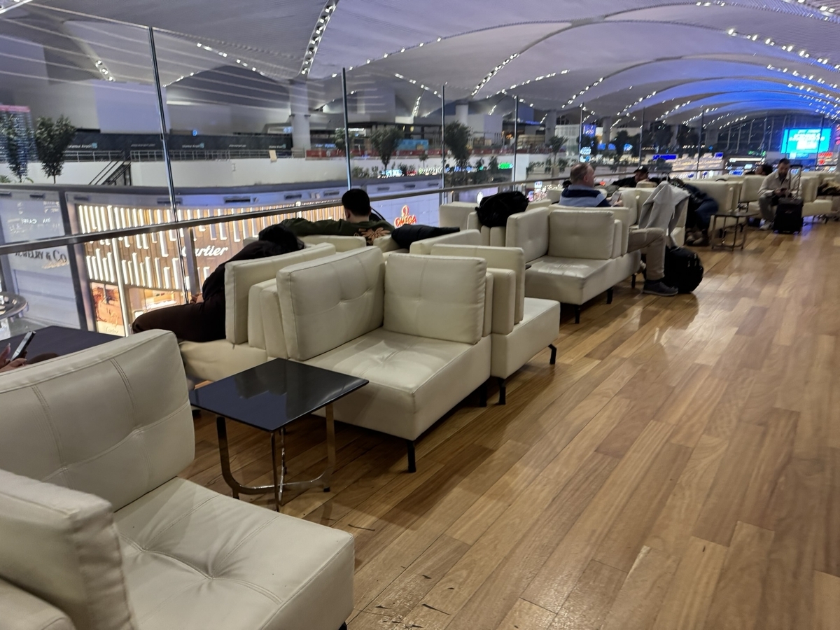 【イスタンブール空港ターキッシュビジネスラウンジ体験談】④ターキッシュビジネスラウンジは快適？シャワーや食事・ドリンクは？