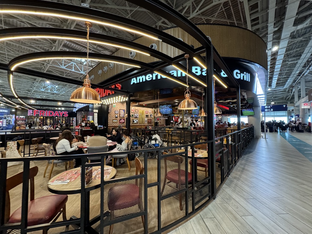 【リマ空港国内線ピアプライオリティパス体験談】④TGI Fridaysは快適?食事・ドリンク・設備は?
