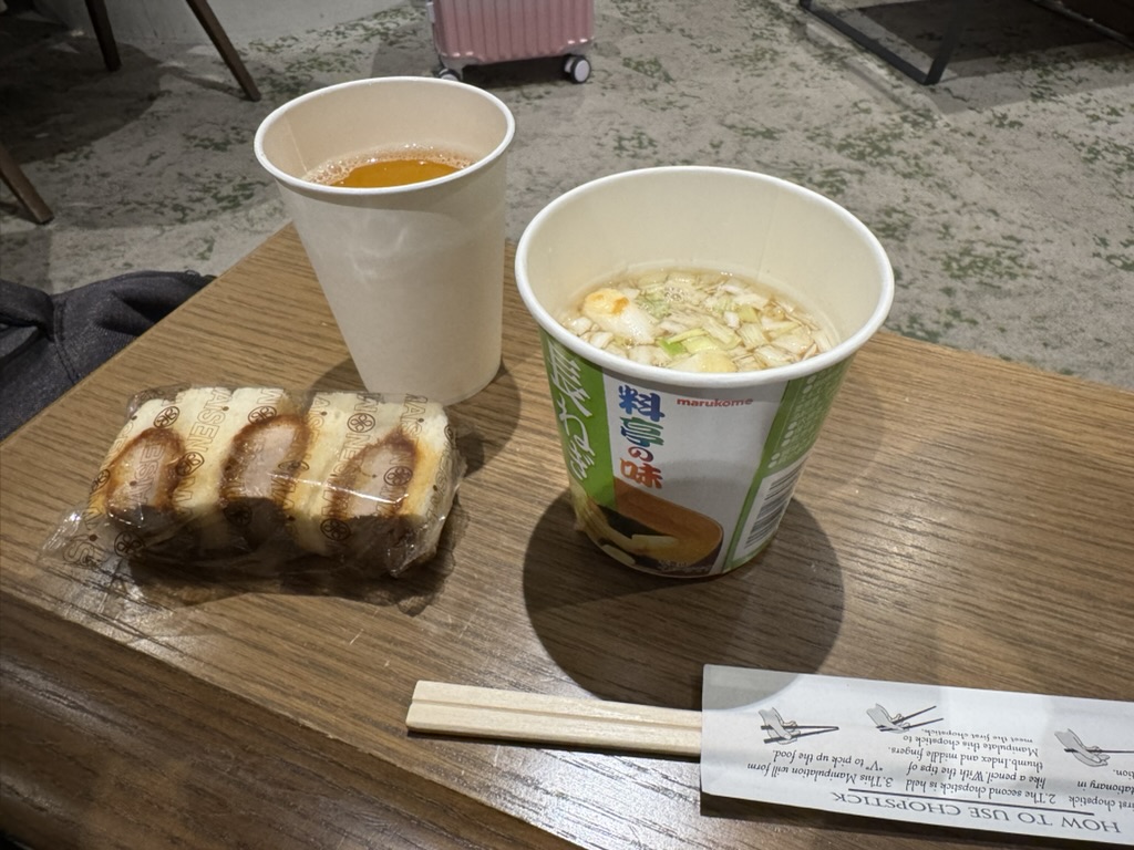 【羽田空港第3ターミナルTIATラウンジ体験談】⑦TIATラウンジの食事は？即席味噌汁とハーゲンダッツなどのアイスが嬉しい