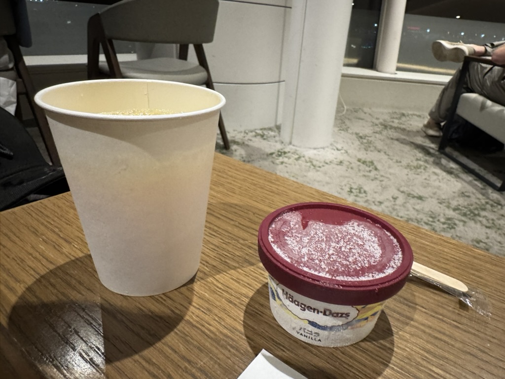 【羽田空港第3ターミナルTIATラウンジ体験談】⑦TIATラウンジの食事は？即席味噌汁とハーゲンダッツなどのアイスが嬉しい