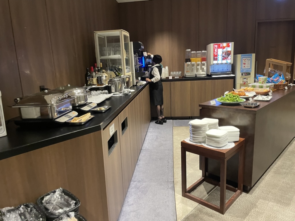 【羽田空港第3ターミナルTIATラウンジ体験談】⑧TIATラウンジのドリンク・アルコールは？深夜便前の一杯にも使える