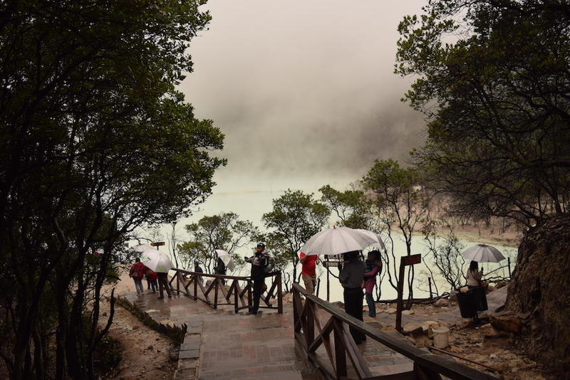 15分が限界 高原都市バンドゥンの幻想的な世界 kawah putih