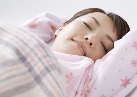 ぐっすりと快眠している女性