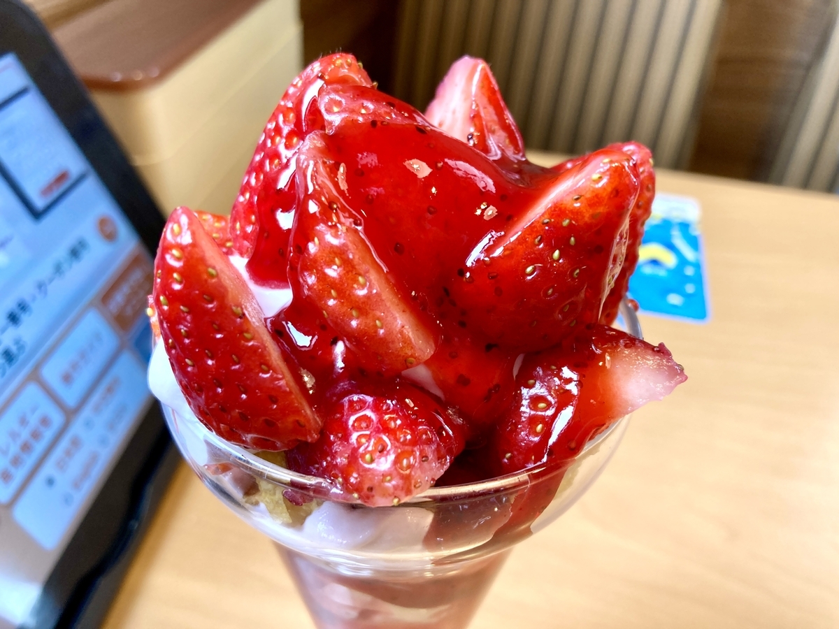 お花みたいでかわいすぎる♪ガストの国産いちごのフラワーパフェ食べて
