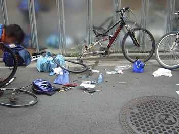 東京湾一周中、自転車パンク修理の画像