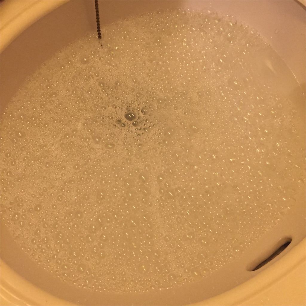 ニットをシャンプーとコンディショナーで洗う 洗面台にコンディショナーを入れる 画像