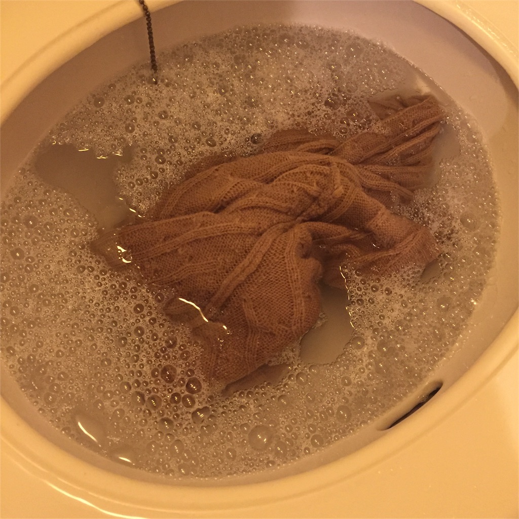ニットをシャンプーとコンディショナーで洗う コンディショナーで洗う 画像