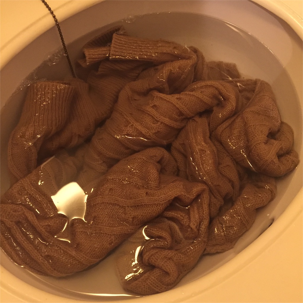 ニットをシャンプーとコンディショナーで洗う すすいだ後 画像