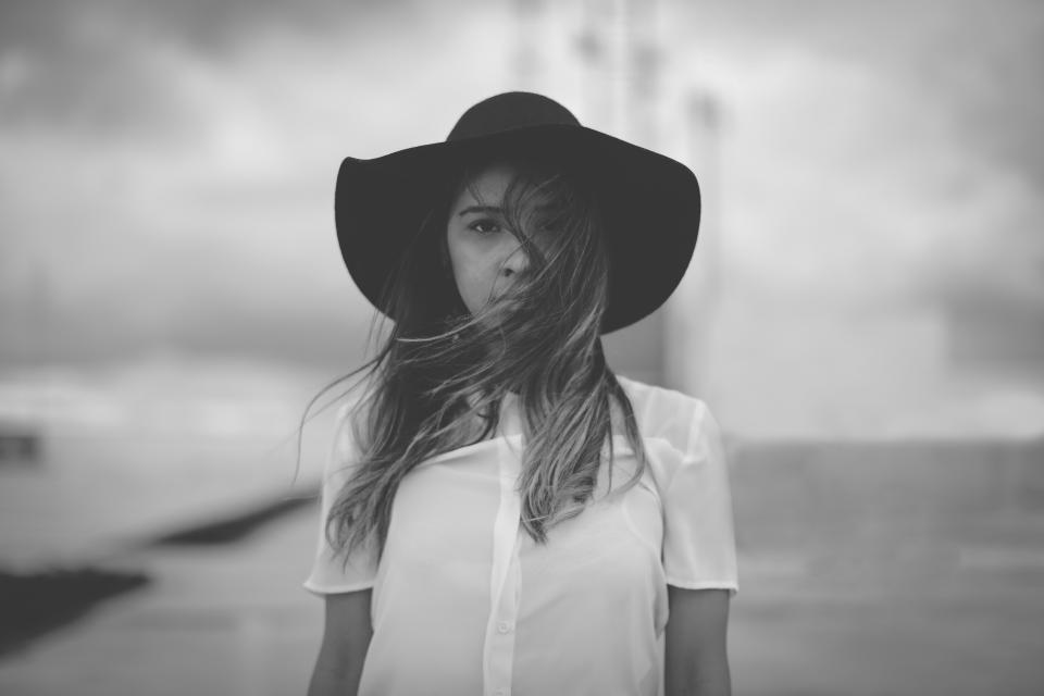 帽子をかぶる女性