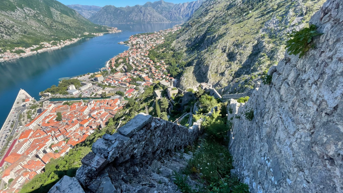 美しい自然や歴史的な街並み、城壁﻿がある国 モンテネグロ 1ペルペル