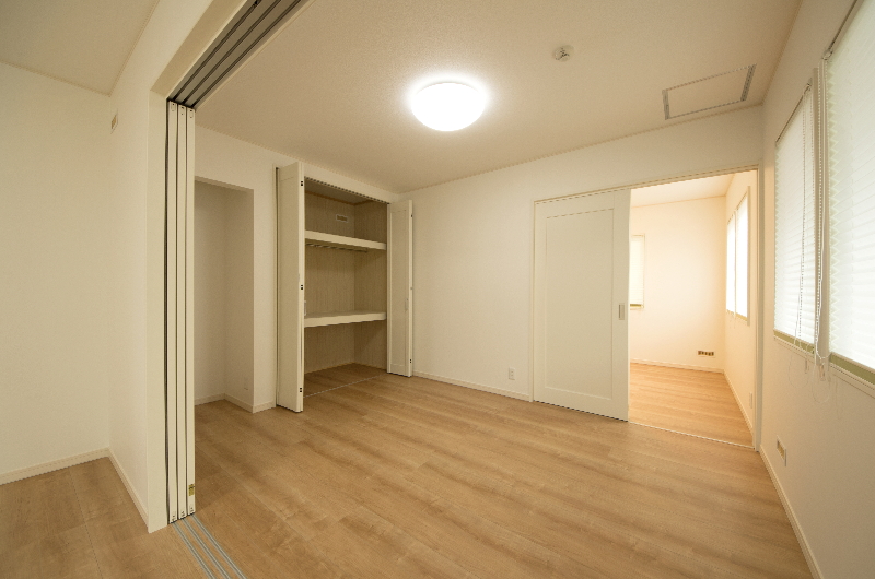 引き戸 日本が世界に誇る バリアフリー 建具 もう ドアは玄関一カ所だけでいい その理由 Where We Belong 家を知る 家 に住む この家で生きる