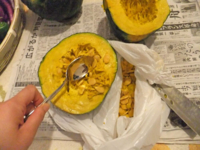 カボチャの種を取って