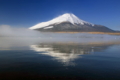 霧に浮かぶ富士山