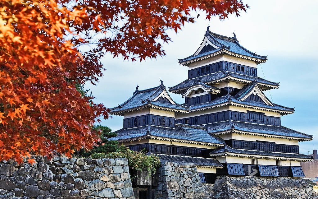 紅葉と松本城』長野・松本