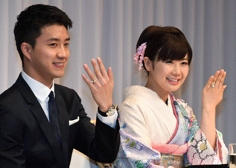 記者会見で結婚を発表して、指輪を見せる福原愛さん.