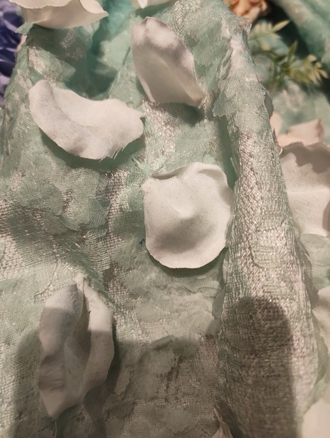 Mrs.GREEN APPLE(ミセスグリーンアップル)のCEREMONY(セレモニー)衣装展示。藤澤涼架さんのグラデーションのドレスの花。造花。花びら拡大。薔薇の花。下地の生地。キナリ色