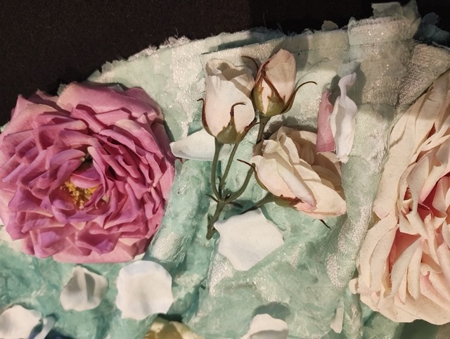 Mrs.GREEN APPLE(ミセスグリーンアップル)のCEREMONY(セレモニー)衣装。藤澤涼架さんのドレスの造花。質感。プラスチックの造花
