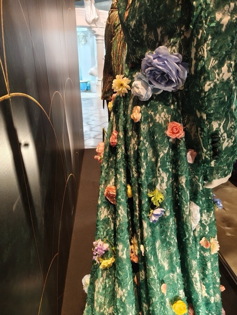 Mrs.GREEN APPLE(ミセスグリーンアップル)のCEREMONY(セレモニー)衣装展示。藤澤涼架さんのグラデーションのドレス。青い薔薇。後ろ側
