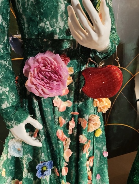 Mrs.GREEN APPLE(ミセスグリーンアップル)のCEREMONY(セレモニー)衣装展示。藤澤涼架さんのアクセサリー。赤いりんごバッグ。
