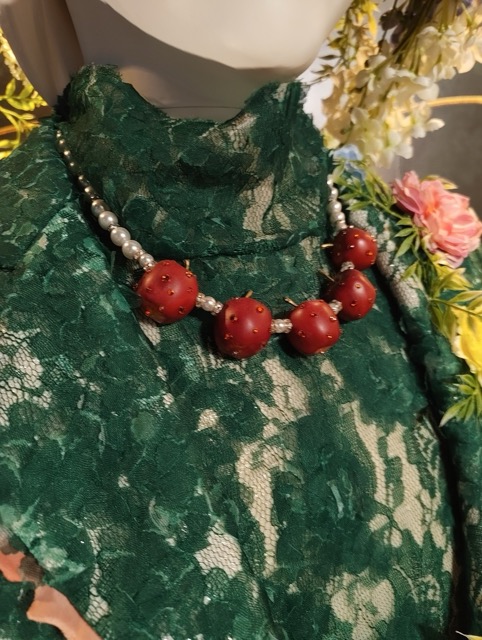 Mrs.GREEN APPLE(ミセスグリーンアップル)のCEREMONY(セレモニー)衣装展示。藤澤涼架さんのアクセサリー。赤いりんごモチーフネックレス。