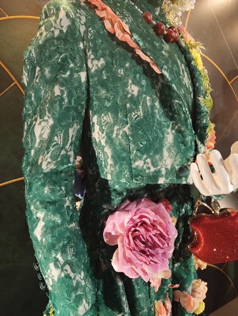 Mrs.GREEN APPLE(ミセスグリーンアップル)のCEREMONY(セレモニー)衣装。ボレロ。藤澤涼架さんのプリンセスライン。ジャケット