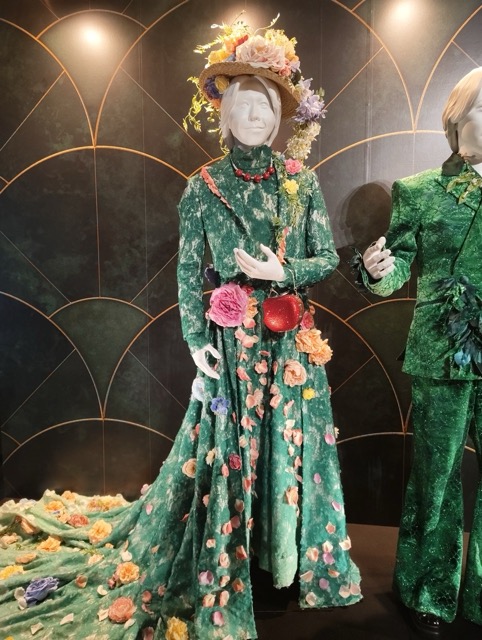 Mrs.GREEN APPLE(ミセスグリーンアップル)のCEREMONY(セレモニー)衣装展示。藤澤涼架さんのロングドレス。カンカン帽子。アシンメトリー